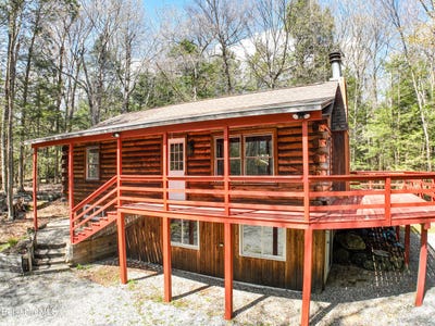 /international/us/859-moberg-rd-becket-ma-110104504429/
