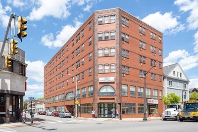 /international/us/24-park-street-attleboro-ma-110107775201/