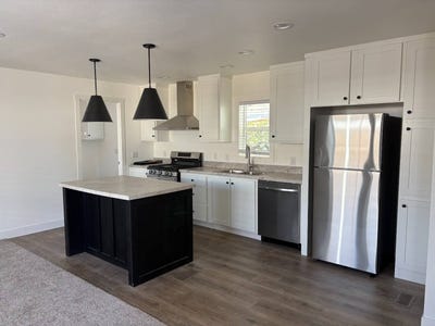 /international/us/1700-s-state-st-hemet-ca-110107478562/