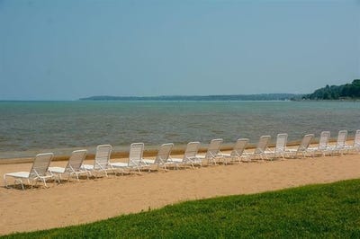 /international/us/2305-us-31-n-east-bay-twp-mi-110100372271/