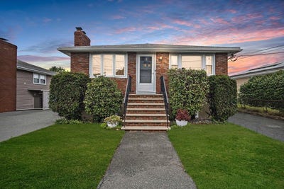 /international/us/52-augustus-st-revere-ma-110108540826/