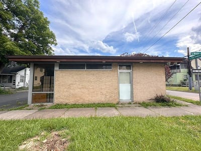 /international/us/609-w-main-street-carbondale-il-110108542803/