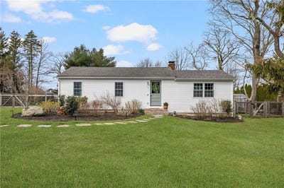 /international/us/13-starboard-avenue-jamestown-ri-110106928625/