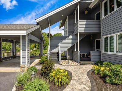 /international/us/66-country-club-village-lake-toxaway-nc-110100190461/
