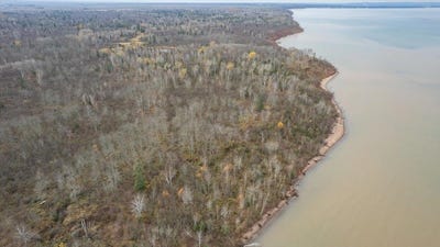 /international/us/8301-camp-amnicon-rd-south-range-wi-110103660241/