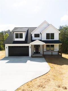 /international/us/482-carson-road-pilot-mountain-nc-110106589955/