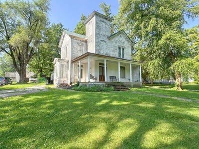 /international/us/535-e-washington-st-pittsfield-il-110100465822/