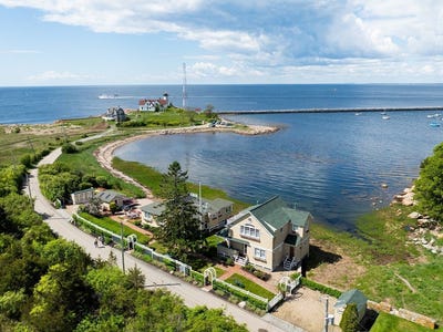/international/us/127-131-eastern-point-blvd-gloucester-ma-110107395168/