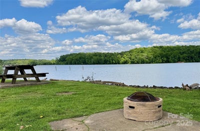 /international/us/1404-river-drive-belmont-nc-110099019569/