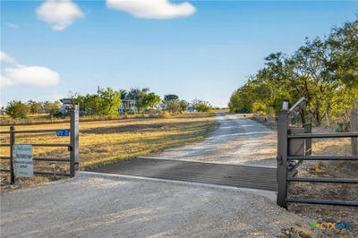 /international/us/672-county-road-447-waelder-tx-110102983536/