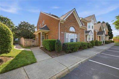 /international/us/834-w-lake-circle-chesapeake-va-110107415382/