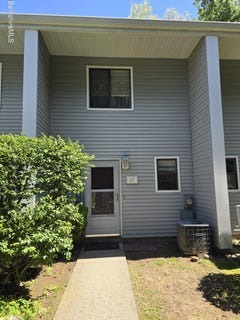 /international/us/555-russell-rd-westfield-ma-110108423243/
