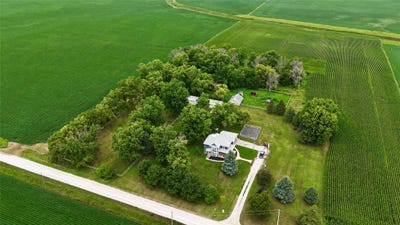 /international/us/1157-240th-street-ia-110109377619/