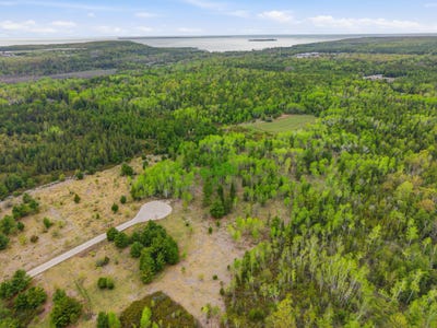/international/us/9122-wandering-down-rd-fish-creek-wi-110108202403/