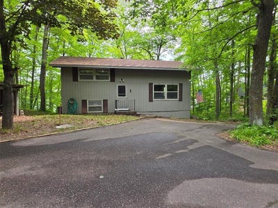 /international/us/2667-2-1-4-street-cumberland-wi-110099669726/