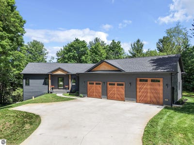 /international/us/677-blueberry-ridge-traverse-city-mi-110108975707/