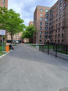 /international/us/11-metropolitan-oval-bronx-ny-110108126046/
