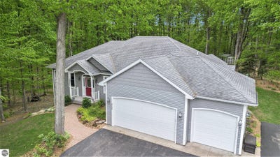 /international/us/2725-blue-meadow-drive-traverse-city-mi-110108930452/