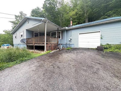 /international/us/145-chestnut-street-oceana-wv-110101238497/