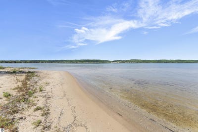 /international/us/737-s-stony-point-road-suttons-bay-mi-110109060832/