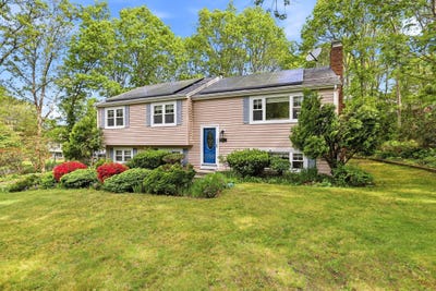 /international/us/17-briggs-avenue-bourne-ma-110108468731/