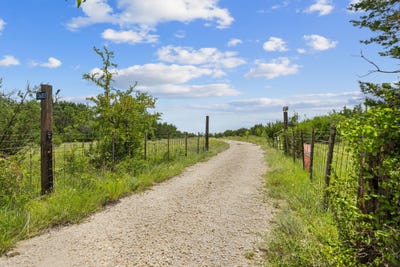 /international/us/13683-county-road-2200-rd-lometa-tx-110100893859/?lang=en