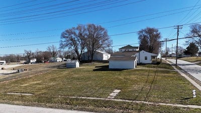 /international/us/106-e-benson-st-pittsfield-il-110106254346/