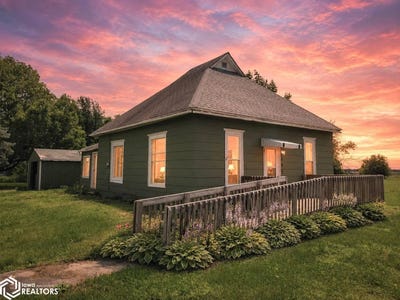 /international/us/302-s-high-street-delta-ia-110108914106/