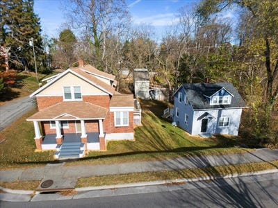/international/us/1017-1019-tyler-avenue-radford-va-110101547493/?lang=id