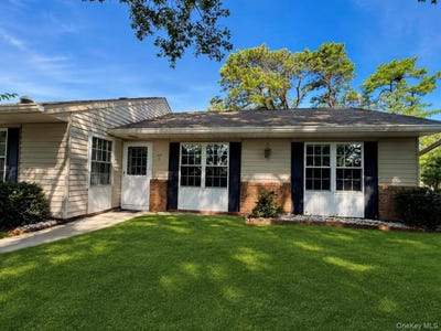 /international/us/344-woodbridge-drive-ridge-ny-110109737376/