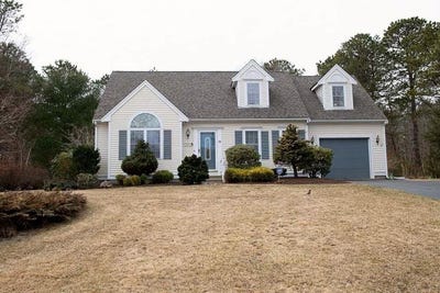 /international/us/28-quashnet-woods-drive-mashpee-ma-110108296013/
