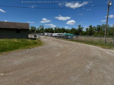 /international/us/17666-winfield-road-winfield-wv-110107982812/
