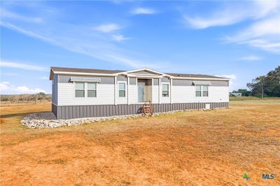 /international/us/653-county-road-390-gonzales-tx-110105219759/