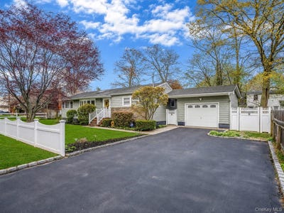 /international/us/19-cypress-lane-shirley-ny-110108743685/
