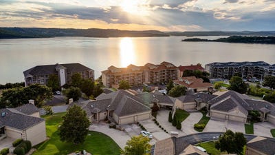 /international/us/122-villa-drive-hollister-mo-110107778913/