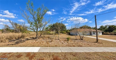 /international/us/16971-1st-street-alva-fl-110110349537/