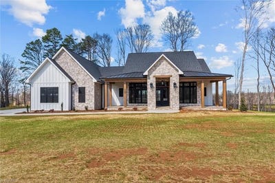 /international/us/765-golf-course-road-pilot-mountain-nc-110106326828/