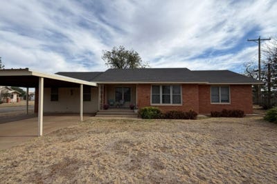 /international/us/320-w-spruce-street-lockney-tx-110107585695/