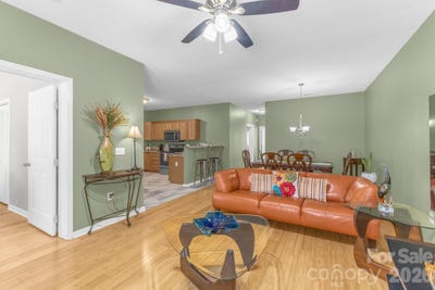 /international/us/709-villas-court-asheville-nc-110106551233/