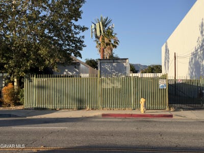 /international/us/1423-truman-street-san-fernando-ca-110108354201/