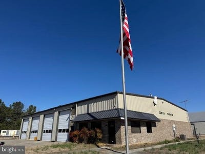 /international/us/21330-blue-star-highway-jarratt-va-110106256343/