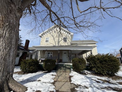 /international/us/1021-jefferson-avenue-charleston-il-110105529089/