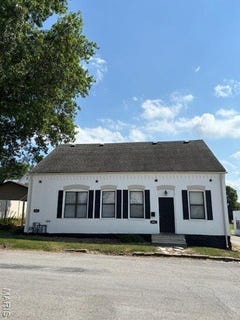 /international/us/404-406-flower-street-waterloo-il-110101428852/