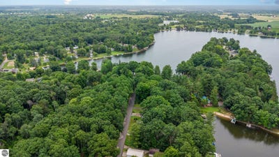 /international/us/7670-five-lakes-drive-farwell-mi-110108297334/