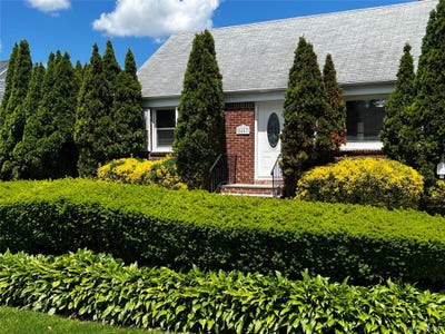 /international/us/2457-4th-avenue-east-meadow-ny-110108551456/