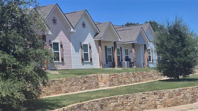 /international/us/701-fossil-court-springtown-tx-110101143724/