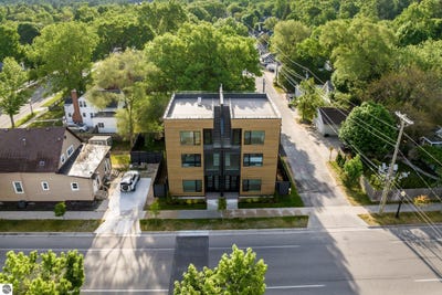 /international/us/215-barlow-street-traverse-city-mi-110108822837/