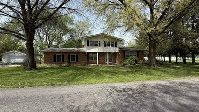 /international/us/203-s-whitehead-street-tolono-il-110100419809/