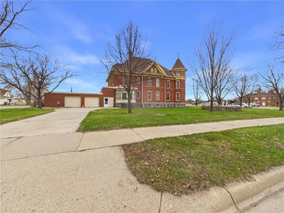 /international/us/402-second-street-se-melrose-mn-110107825658/