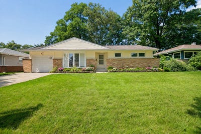 /international/us/40-wildwood-road-elk-grove-village-il-110119654947/